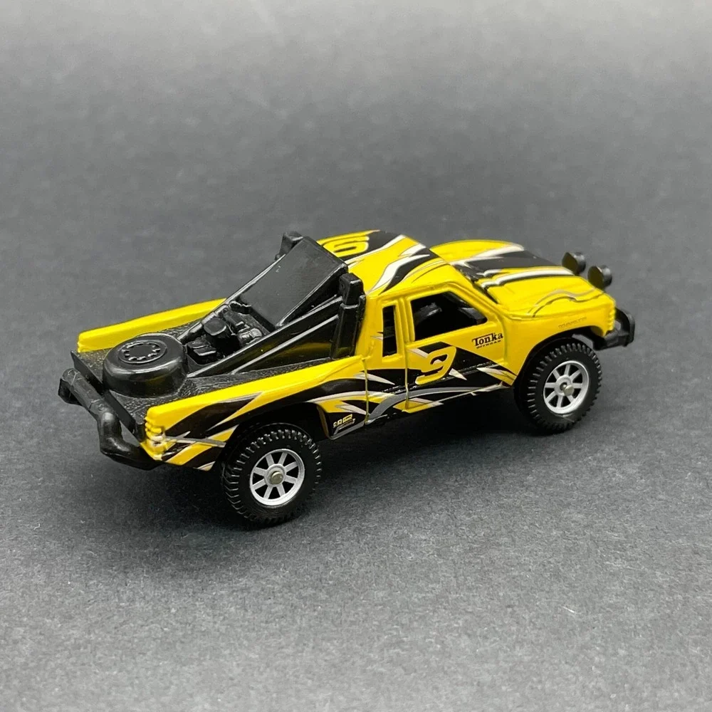Maisto Tonka '86 Toyota SR5 Prerunner Pickup Truck Yellow 1/64 WorkingSuspension